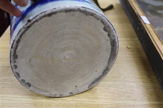 A Chinese blue and white brush pot height 18cm